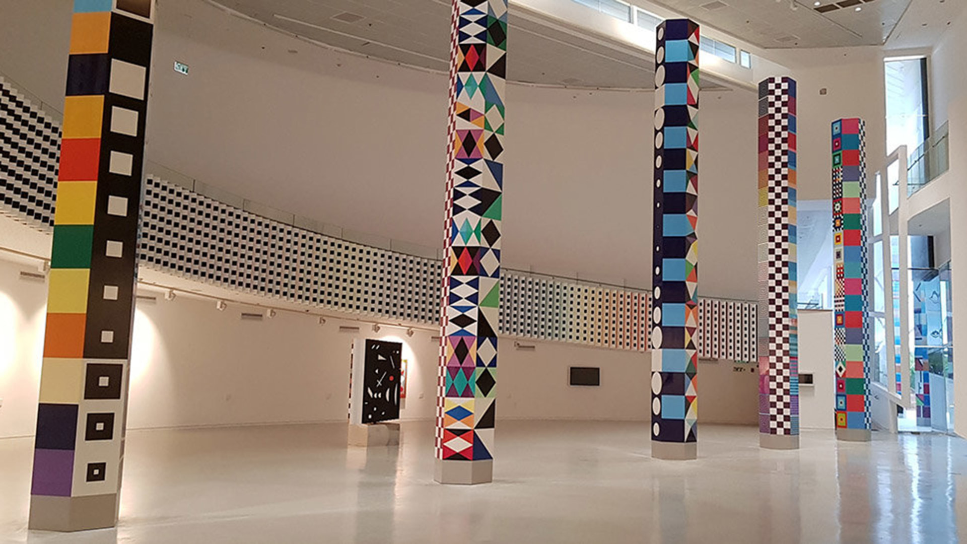 Piliers cinétiques polychromes dans le hall du musée Yaacov Agam