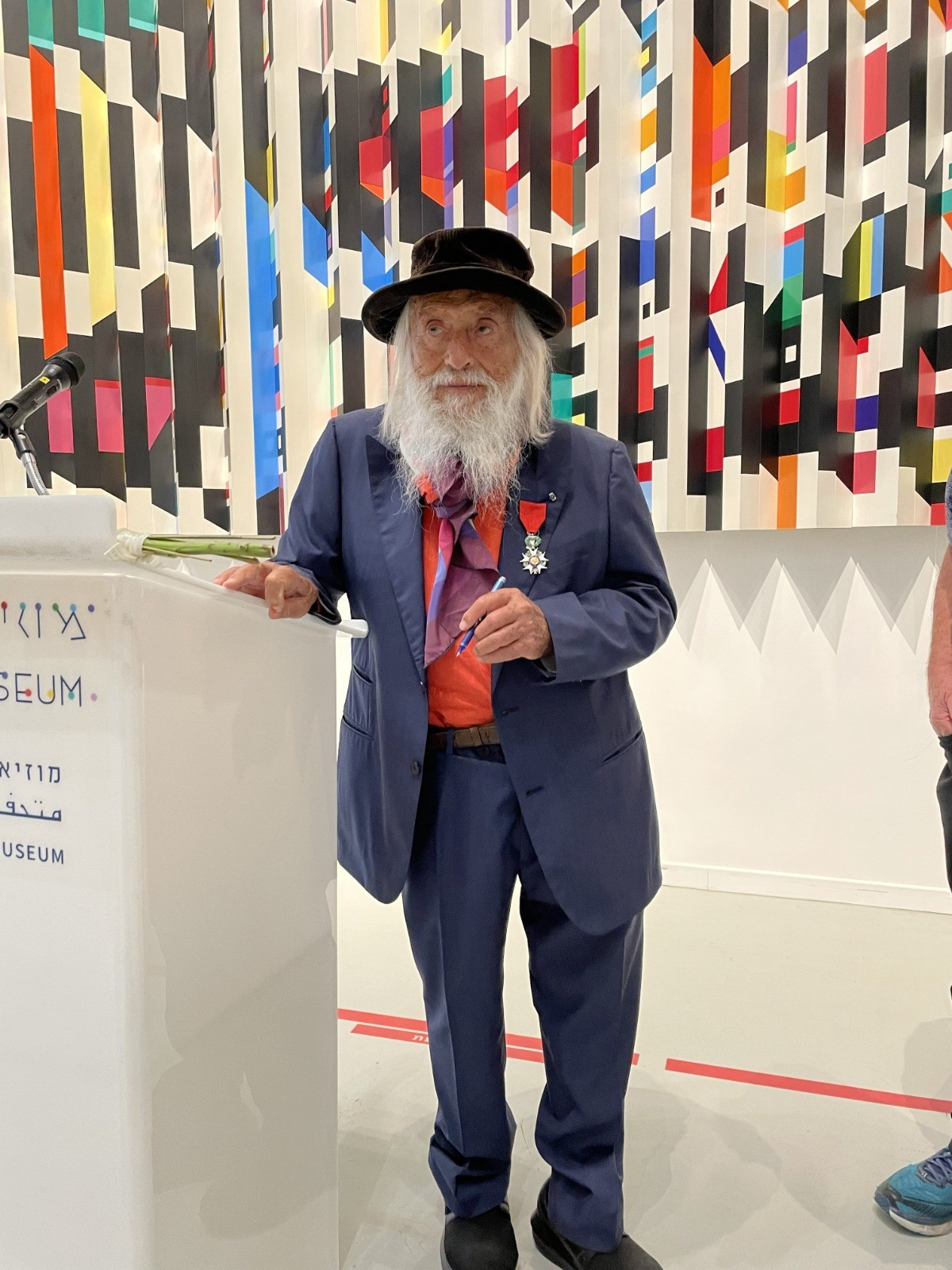 Yaacov Agam devant l’une de ses œuvres