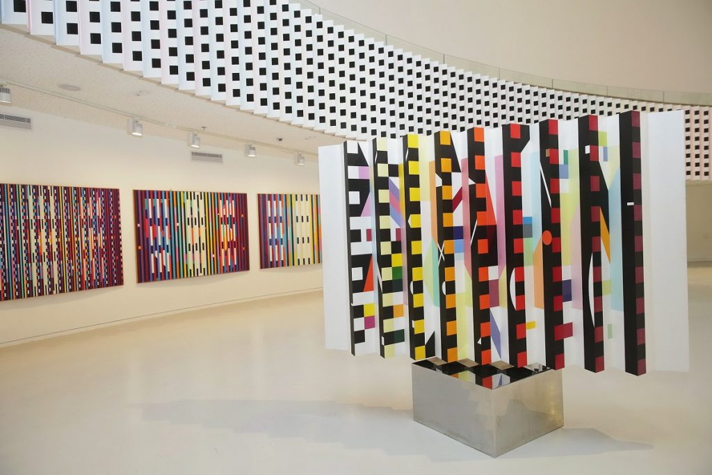 Relief cinétique de Yaacov Agam exposé dans une galerie du musée